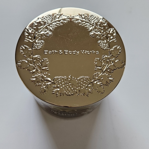 NWT Bath & Body Works Hot Cocoa & Cream Candle with Gold Lid - Picture 2 of 12